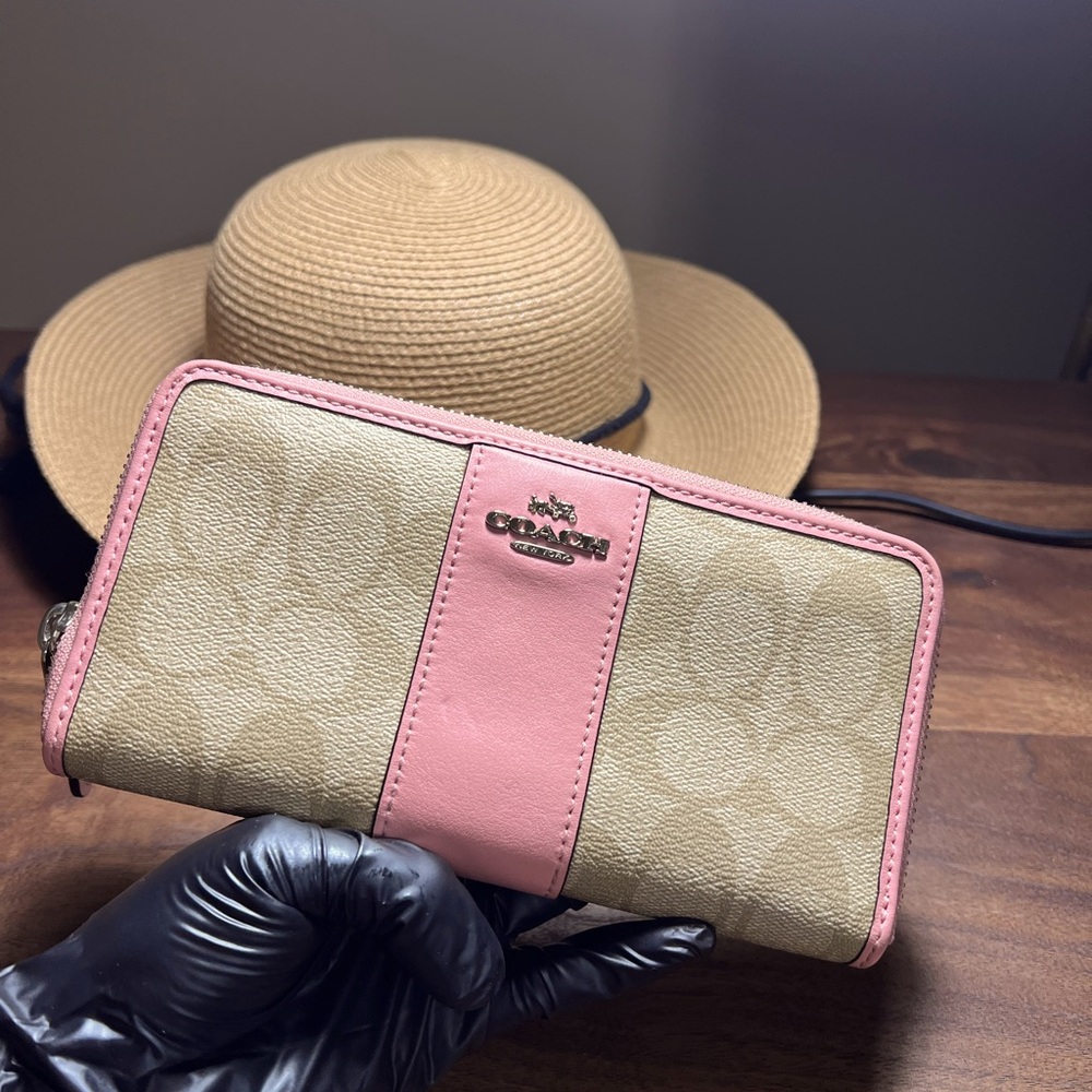 COACH ZIPPY WALLET